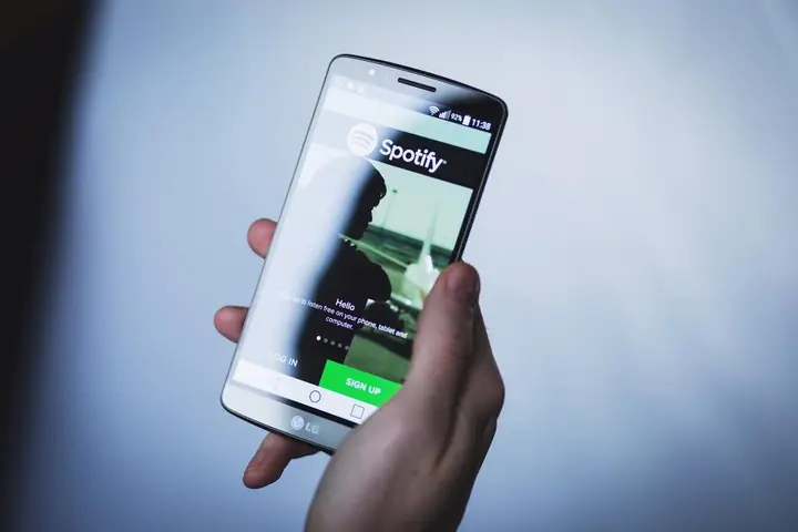 Teléfono Android en la mano