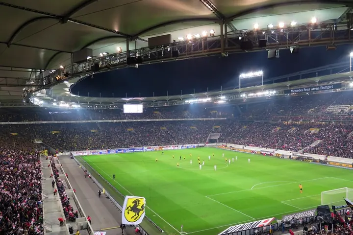 Estadio de fútbol iluminado