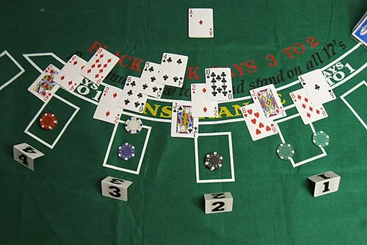 Mesa de blackjack con cartas