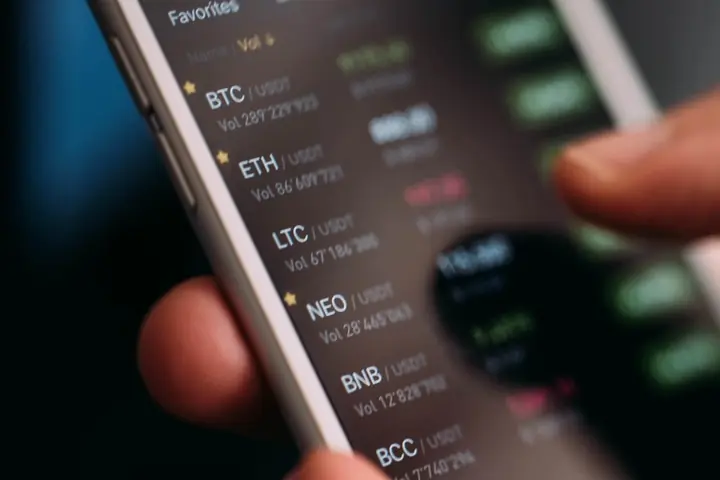 Criptomonedas en la pantalla de un teléfono