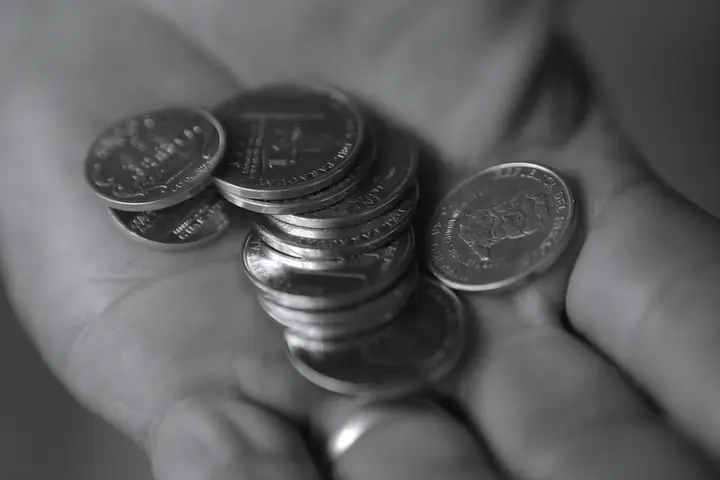 Monedas en la palma de la mano