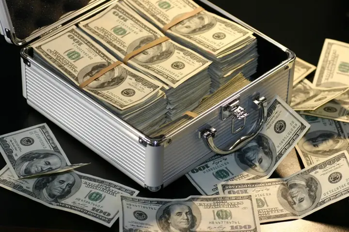 Maletín abierto con billetes