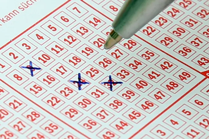 Boleto de keno con números marcados