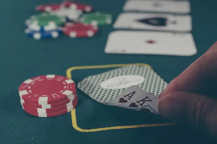 Cartas y fichas de póker