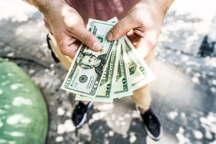 Billetes en la mano