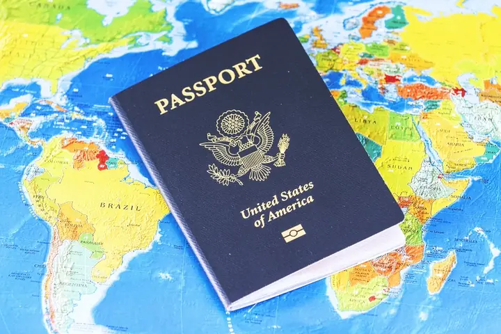 Pasaporte sobre un mapa